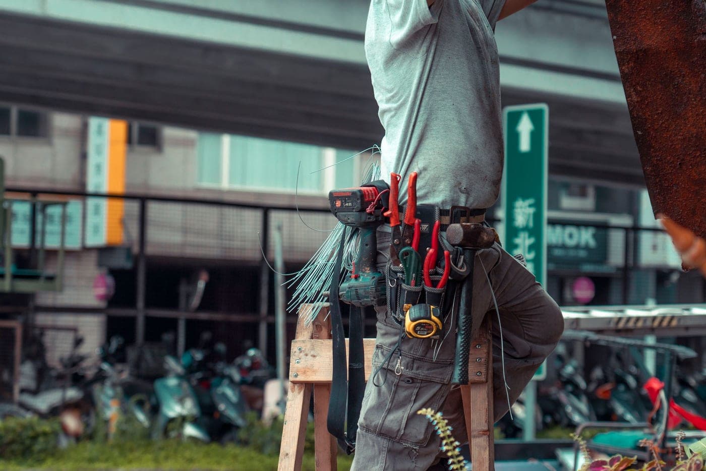 Ceinture à outils portée par un artisan sur un chantier