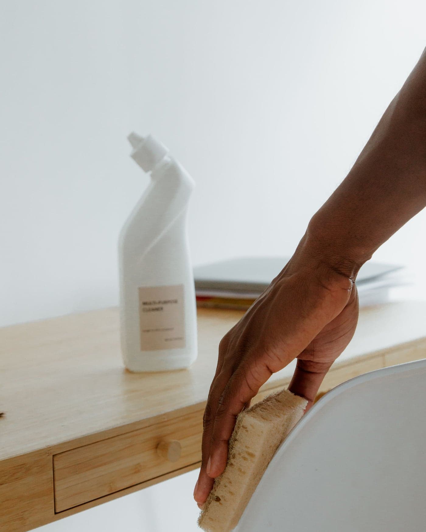 Nettoyage d une surface en bois clair dans un intérieur lumineux