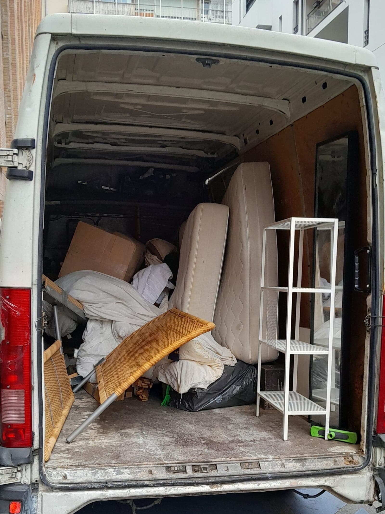 Camion chargé de meubles et de cartons après un débarras