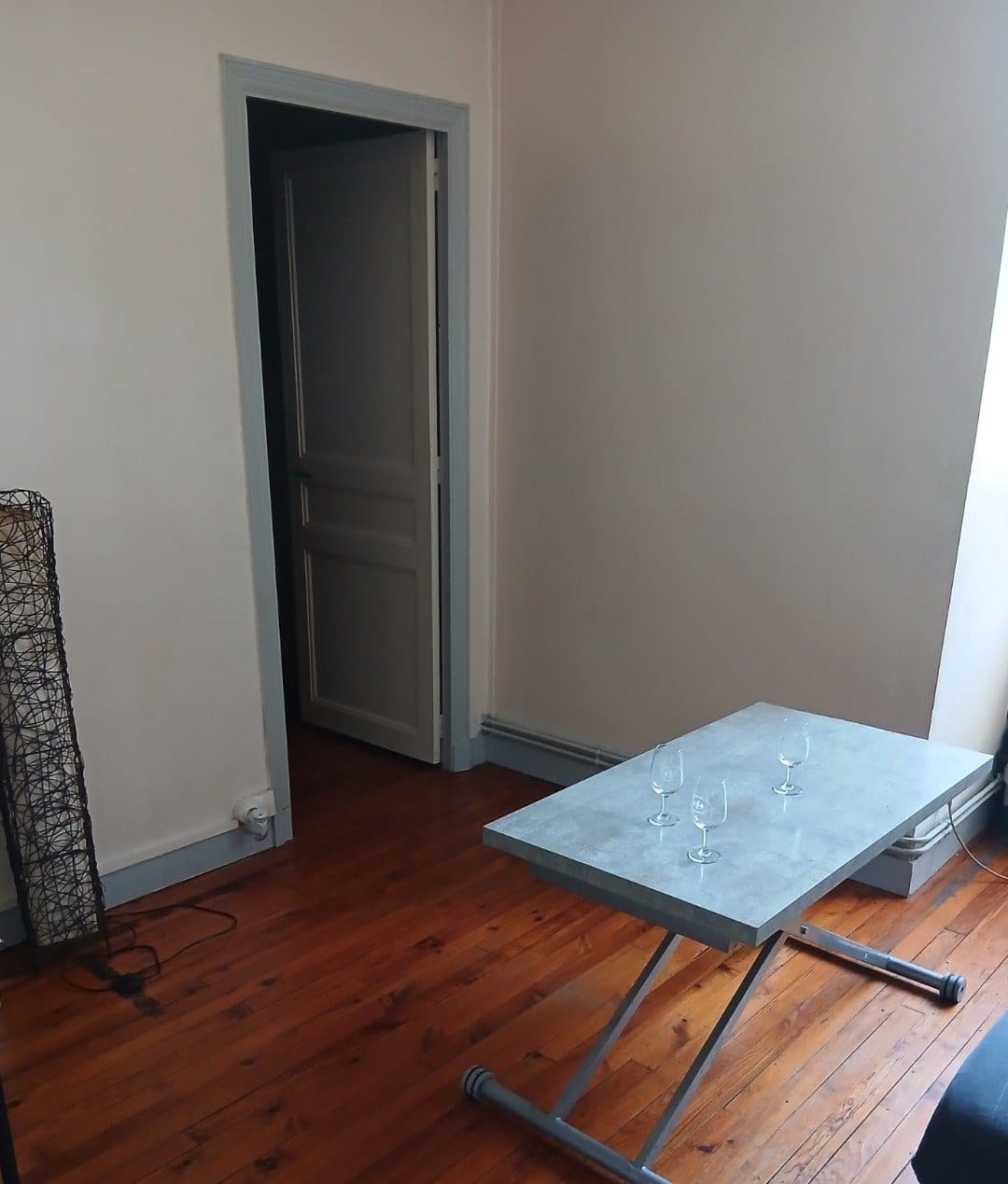 Pièce de vie dégagée et parquet lavé à Toulouse