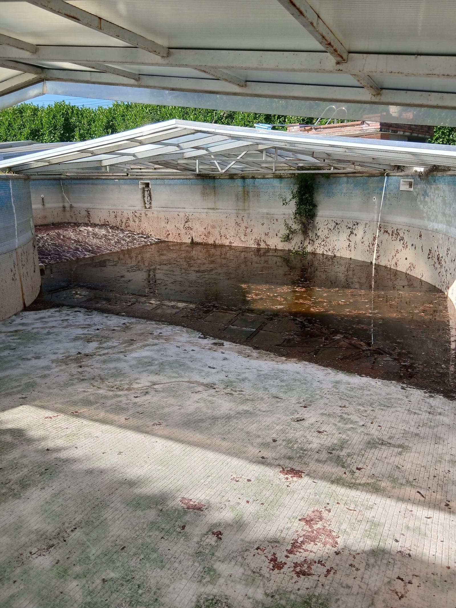 Bassin vidé, encrassé par les dépôts